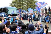 試合前に選手のバスを迎える大勢のサポーター
