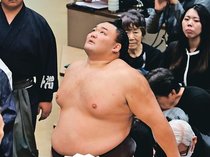 朝乃山、恩師直伝の右四つ健在　幕内勝ち越し・Ｖ可能性、命日に白星ささぐ