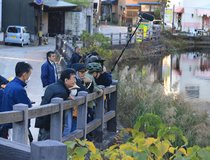 「やつ」の捕獲大作戦　結果は…　高岡古城公園で再びアリゲーターガーを追う