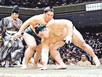 朝乃山、立ち合い変化で敗れる　秋場所１１日目