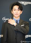 坂井瑠星騎手、「精度」を象徴する55万円の腕時計を着けこなす　やりがいは“フォーエバーヤングとの絆”