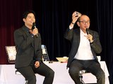 南砺市の魅力を語り合う池田さん（左）と田中市長