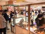 大勢の人でにぎわう店内
