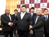握手を交わす（前列左から）上田監督、浦山、宮池校長。後列は林主将（右）ら相撲部員＝富山商業高校
