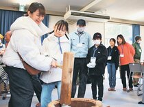 親子で餅つき「よいしょ」　わらたたき、しめ飾り作る