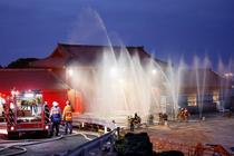 赤鮮やかな首里城で消火訓練