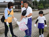 楽しくまちをきれいに　南砺で「スポＧＯＭＩ」