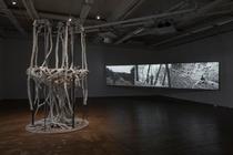 【東京ウオッチ】現実と想像、境界線を行き来する　学生が紡いだ旅人の視点―京都芸術大・東北芸工大、国立新美術館で選抜展