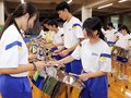 独特リズムにノリノリ 南砺・吉江中3年、スチールドラム体験