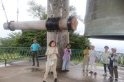 「平和の鐘」を鳴らす参加者＝二上山
