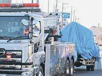 重機投入へスロープ整備　埼玉の県道陥没、川の水が穴に逆流か