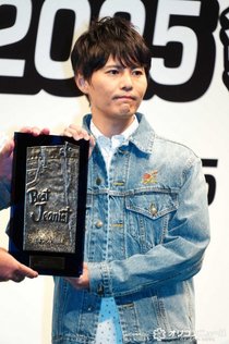 ポケモン、ベストジーニスト賞に共感「冒険心が重なる」　赤いギャラドス背負って登壇