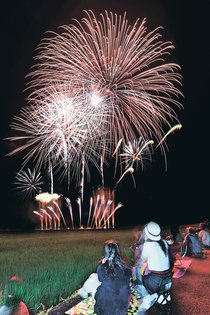 音楽と光で夜空彩る　入善・舟見七夕花火