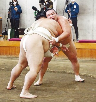 朝乃山 御嶽海らと１６番　合同稽古　関取相手に技磨く