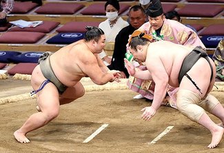 朝乃山３連勝　大相撲九州場所５日目