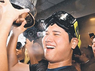 ＜プレーバック大谷翔平＞１０<br />１０月３０日／悲願のワールドシリーズ制覇　左肩の負傷押して出場