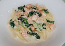 スモークサーモンとホウレン草のペンネ