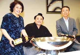 大杯囲み「自慢の息子」　両親、支度部屋訪ね４度万歳