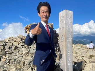 オーダースーツで北アを登山「薬師岳でも大丈夫」型破りな企画でバズる社長の戦略