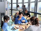 スイーツや景色を楽しむ来場者