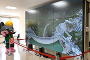 黒部ダムのドローン映像を流す大型マルチディスプレー＝黒部ダムレストハウス