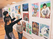 習字と図画２２１点並ぶ　高岡、新年小学生作品コンクール
