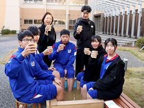 庄川の足湯とユズドリンクで交流　砺波・出町中