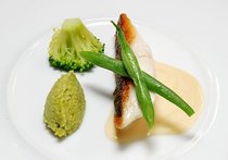 スズキのポワレ青カビチーズソース