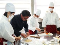 プロの調理技術学ぶ　高岡龍谷高、フランス料理のシェフ招き調理実習