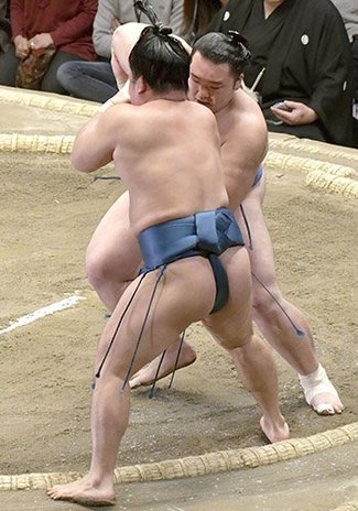 朝乃山６連勝、石浦を押し出す　大相撲初場所