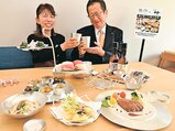錫の器での食事提供と、鋳物の製作体験などを組み合わせたプランを企画した叶代表（左）と能作会長