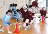 部員の指導でティーボールを打つ園児＝砺波市太郎丸
