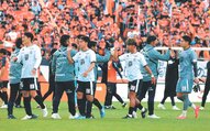 大宮－富山　試合終了後、ハイタッチをして勝利をたたえ合う富山の選手ら