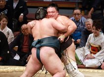 朝乃山、逆襲の寄りで３連勝　大相撲九州場所５日目