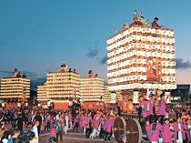「イヤサー」港町熱く　射水で新湊曳山まつり、 絢爛豪華１３基巡行