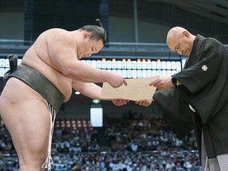 朝乃山「早く上に戻る」、三段目優勝で表彰　大相撲春場所