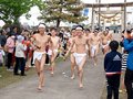 ふんどし姿でお神酒まく　小矢部の奇祭「酒とり祭」