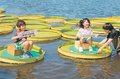 オオオニバスに乗ったよ　富山・県中央植物園、児童ら感触楽しむ