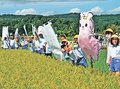 暑さに負けず お米守って　氷見・上庄小児童、学校田に手作りかかし