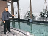 美しい冬景色が一望できる大浴場を紹介する山森さん