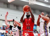 富山-SR渋谷 第1Q、相手のディフェンスをかわし、ガドソン(中央)がシュートを決める=富山市総合体育館