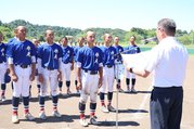 賞状を受け取る氷見北部の代表選手＝丸山総合公園野球場
