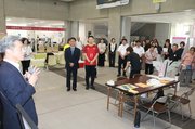 キャラバン隊を激励する夏野市長（左）