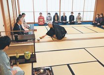 華やかな雰囲気演出　北日本となみ野茶会