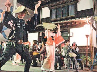 優美な踊り堪能　八尾で「月見のおわら」