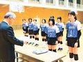 新ユニホームで活躍を　バレーボールチーム「ＫＵＲＯＢＥ．ＶＣ」に共和土木が贈呈