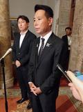 維新の前原共同代表が進退伺