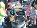 たき火で温かく　富山・道の駅細入で家族連れら楽しむ