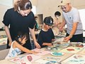 葉っぱ色塗りアート体験　台湾出身ホワンさん、富山市民プラザで児童に手ほどき