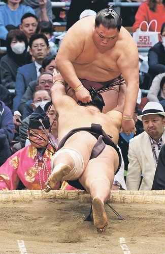 朝乃山、軍配差し違え辛勝　勝ち越しあと一つ
